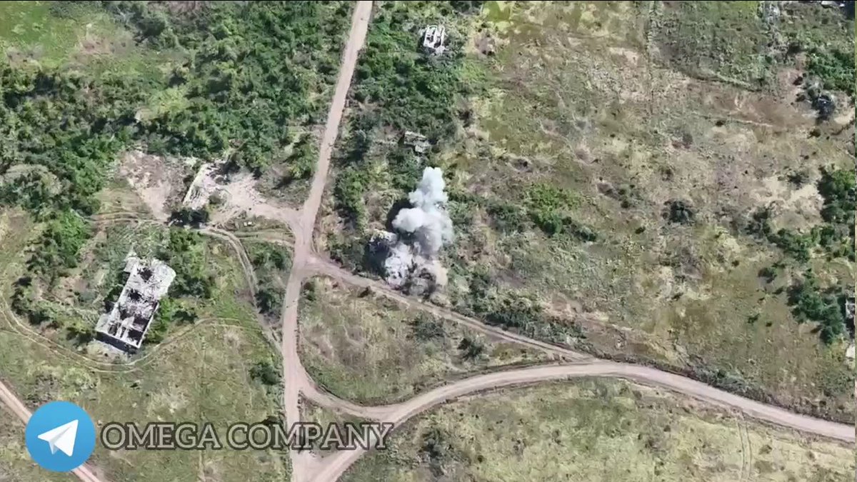 wildwildmapper's tweet photo. @GeoConfirmed @UAControlMap 2/
Looked at old satellite images from 2011 to see if the door in the building is the same as in the photo.  Checked geolocated video by @blinzka  from this location. https://t.co/aguFgWaJa1 https://t.co/cyp2HZdVsi