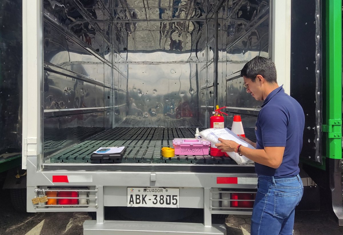 Arcsa_Ec's tweet photo. #ArcsaEnAcción | En #Cuenca, técnicos de #ArcsaZona6 verificaron la implementación de Buenas Prácticas de Almacenamiento, Distribución y Transporte (#BPADT) para el manejo de productos farmacéuticos en empresa de logística y almacenamiento. ✅🚛

#ArcsaTeCuida 🇪🇨 https://t.co/wMRXyaFjkV