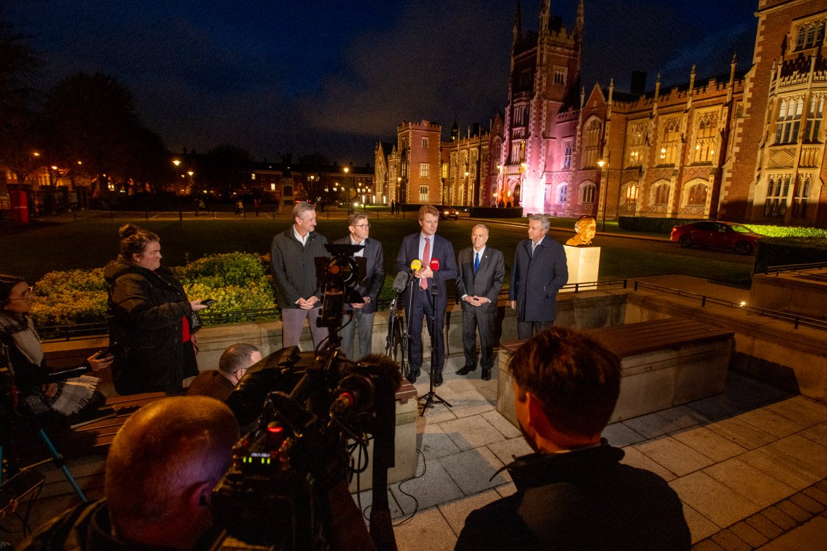 QUBelfast's tweet image. Today @USEnvoyNI @JoeKennedy III brought CEOs from world-leading businesses to Queen's, including #Microsoft, #Meta and #Google. They were inspired by our young entrepreneurs and found out how we are helping the economy and how our experts are changing your world for the better.…