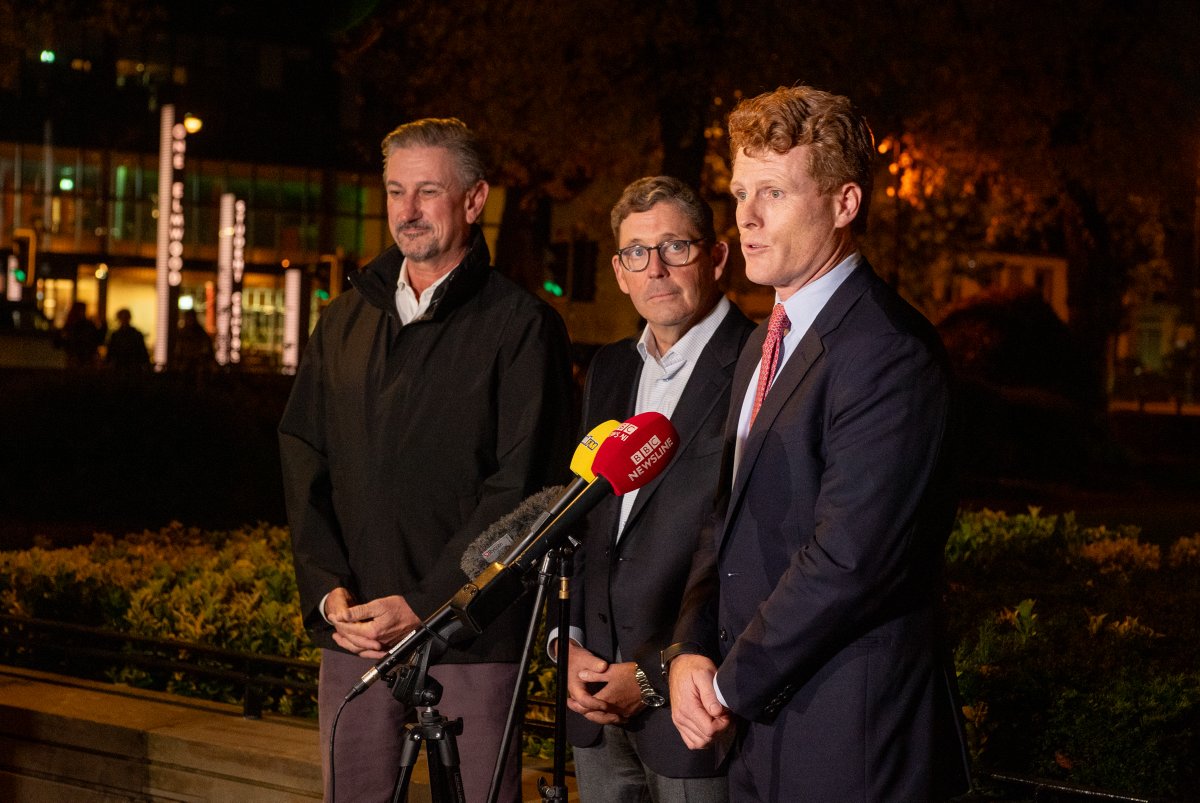 QUBelfast's tweet image. Today @USEnvoyNI @JoeKennedy III brought CEOs from world-leading businesses to Queen's, including #Microsoft, #Meta and #Google. They were inspired by our young entrepreneurs and found out how we are helping the economy and how our experts are changing your world for the better.…