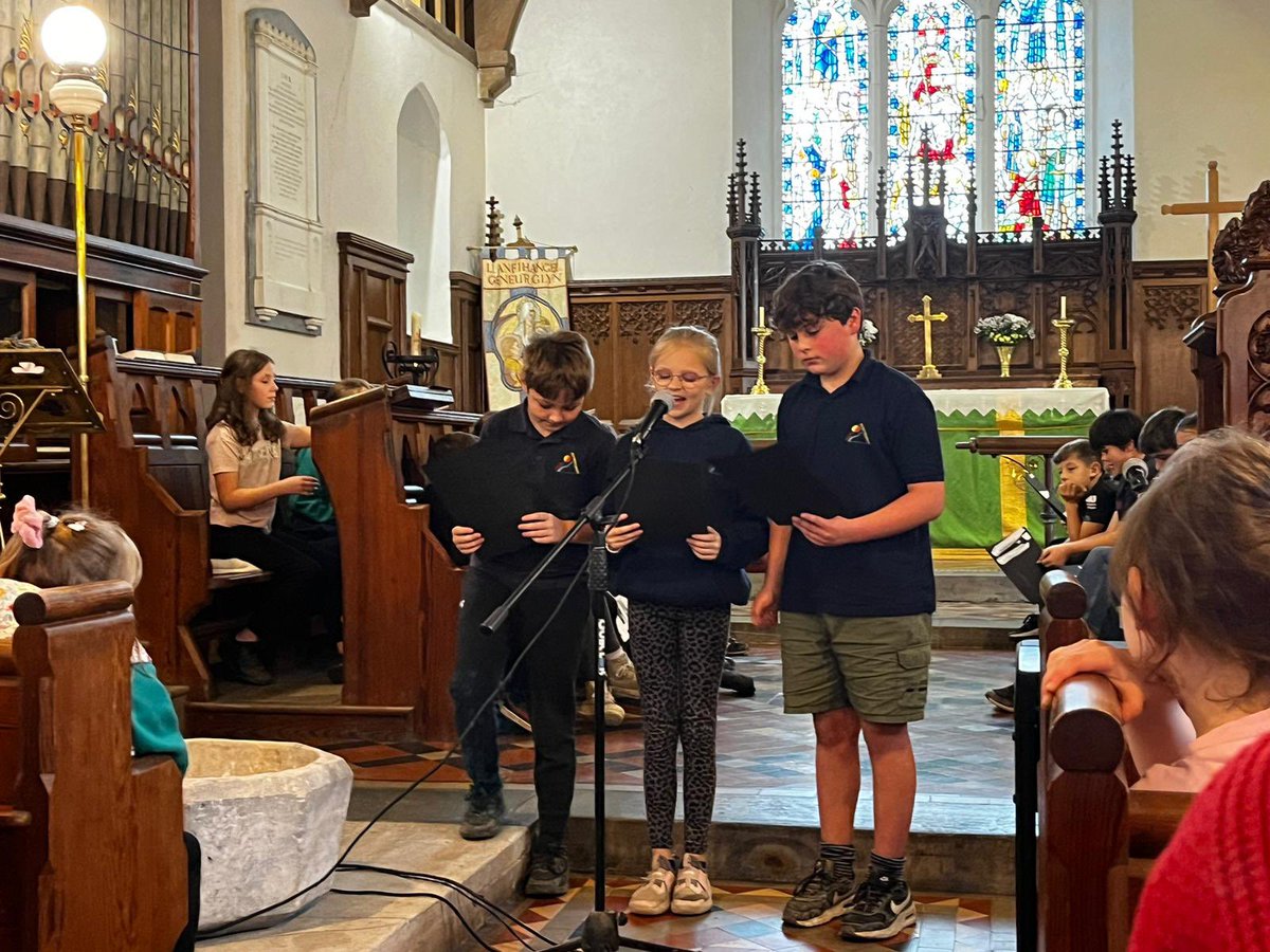 YGRhydypennau's tweet photo. Cwrdd Diolchgarwch hyfryd yn Eglwys Llandre prynhawn ‘ma. Diolch Bl.6 am arwain ein gwasanaeth, ac i’r Parch. Nick Bee am annerch y plant 🙏 https://t.co/6zkLxc4Ygc