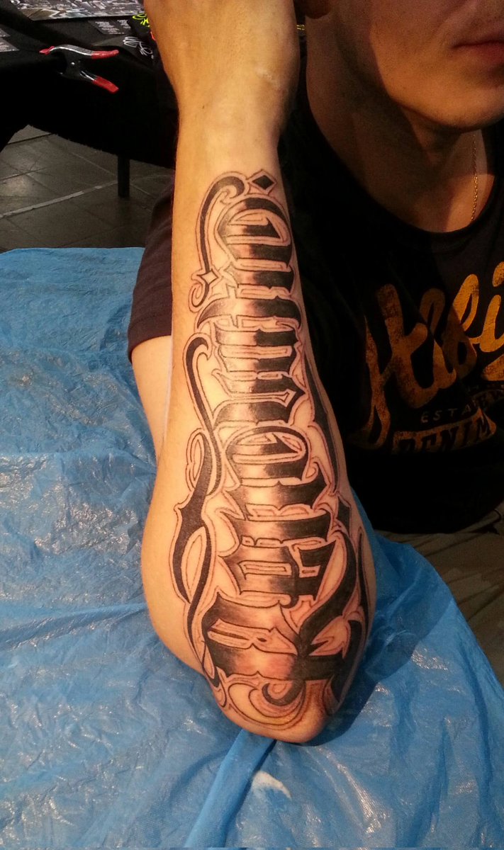 tobyniceinnoize's tweet photo. Bevor ich's vergesse...heut is ja #ZurückwerfDonnerstag. Also hier mal ne Rückblende von der #Tattoo Convention  in Essen auf der ich mir mein Piece hab #pikern lassen.

6 Std haben sich am Ende gezogen wie Kaugummi.
.
.
. 
#ThrowbackThursday #Renovatio #DieInsel #Wiedergeburt https://t.co/qMbUcnp97Z