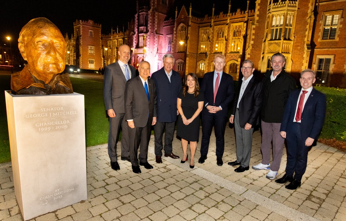 QUBelfast's tweet image. Today @USEnvoyNI @JoeKennedy III brought CEOs from world-leading businesses to Queen's, including #Microsoft, #Meta and #Google. They were inspired by our young entrepreneurs and found out how we are helping the economy and how our experts are changing your world for the better.…