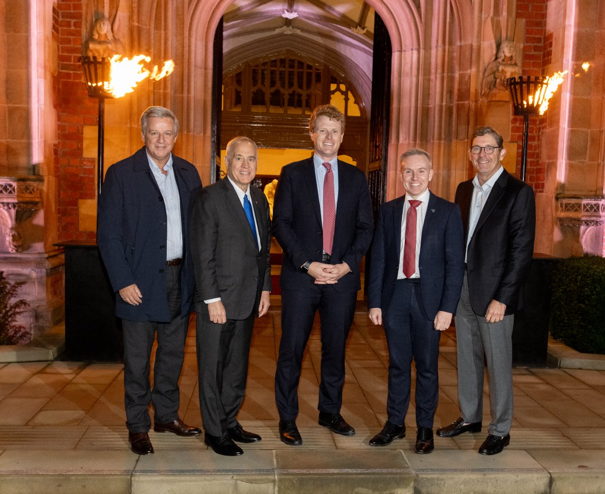 QUBelfast's tweet image. Today @USEnvoyNI @JoeKennedy III brought CEOs from world-leading businesses to Queen's, including #Microsoft, #Meta and #Google. They were inspired by our young entrepreneurs and found out how we are helping the economy and how our experts are changing your world for the better.…