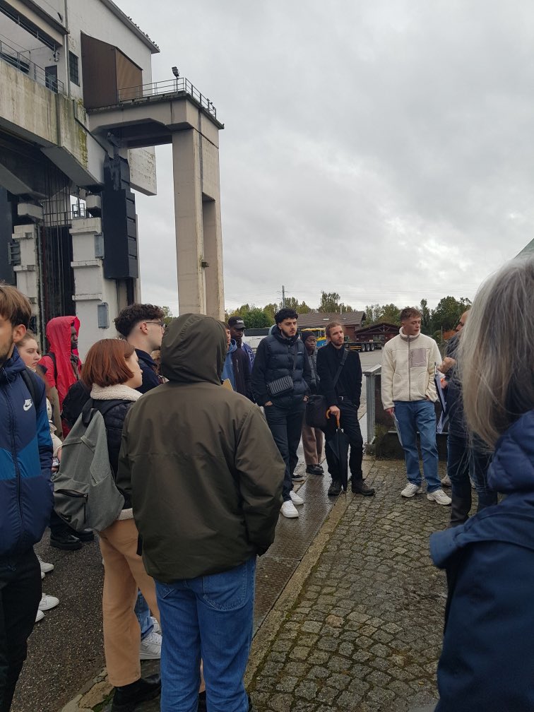 Comme chaque année, nos L3 partent deux jours sur le terrain 📷. Visite du jour à la centrale hydraulique 💡 de Kembs en Alsace, et soirée conviviale à Fribourg-en-Brisgau 🍻🇩🇪