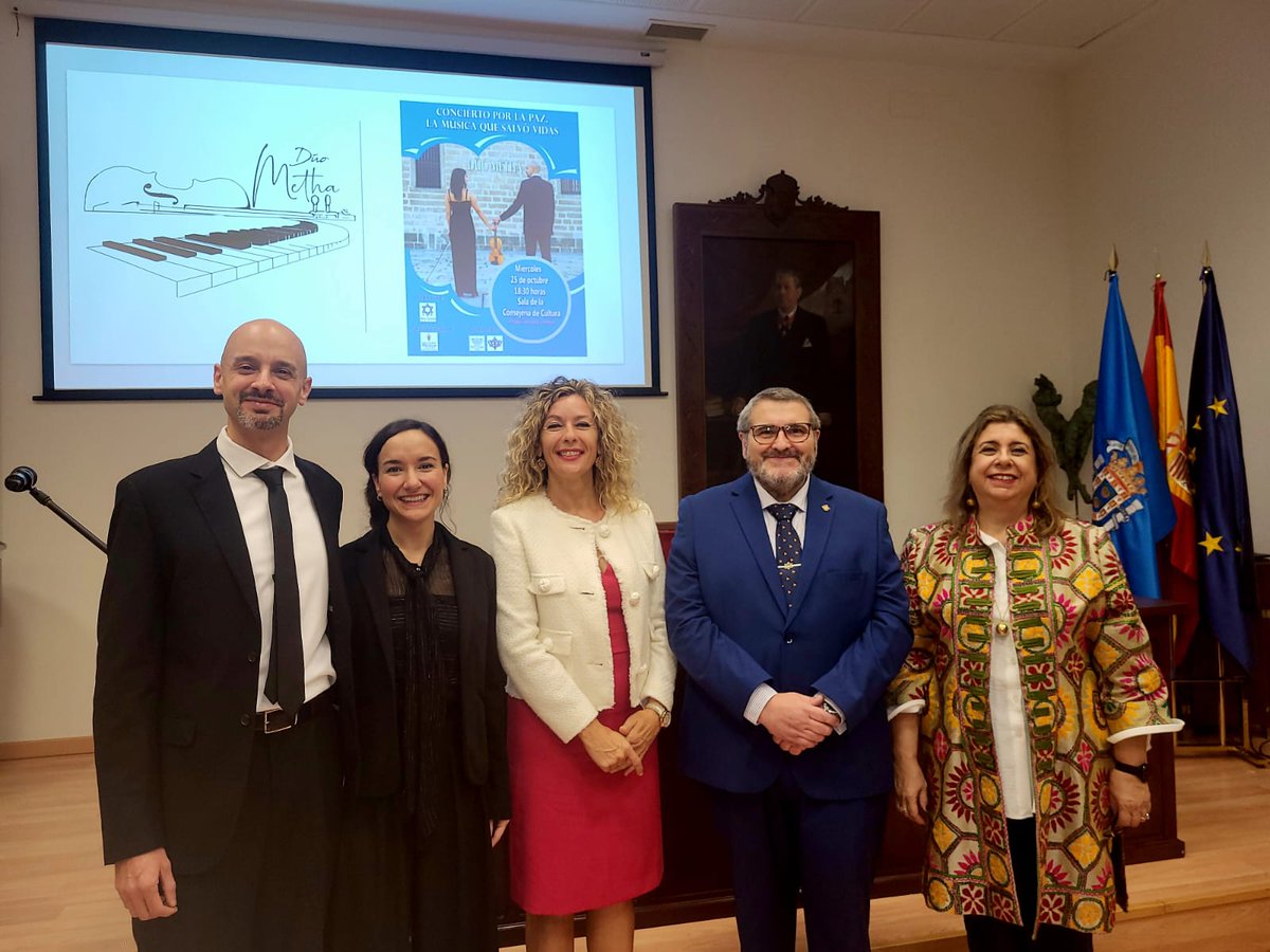 📸 Foto del 'Concierto por la Paz' ayer en la <a href="/cultura_melilla/">Cultura Melilla</a> con el Dúo Metha

🎹 Jorge G. Cabello 
🎻 Rocío G. Cabello
🏵️ Lucía Herrera, decana de @FaEDMelUGR 
✡️ Mordejay Guahnich @mordejaygb, presidente de Mem Guimel
⚜️ Mª José Molina, secretaria académica de la Facultad