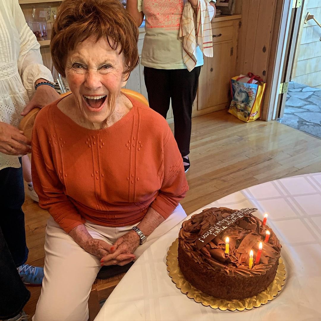 “Happy Days” star Marion Ross celebrates her 95th birthday yesterday. The cake says “Ninety Fuckin Five!” 😁