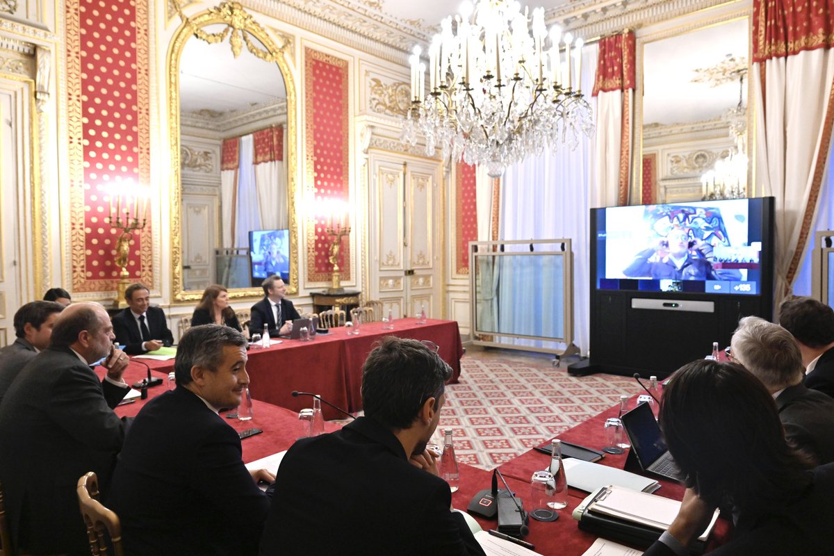 E_DupondM's tweet photo. Pour la première fois en présence de @GDarmanin et @GabrielAttal, j’ai réuni ce soir les procureurs généraux et les procureurs afin de les mobiliser sur la lutte contre l’apologie du terrorisme, les actes antisémites, les alertes à la bombe ou encore la radicalisation des mineurs https://t.co/CCkieQ503C