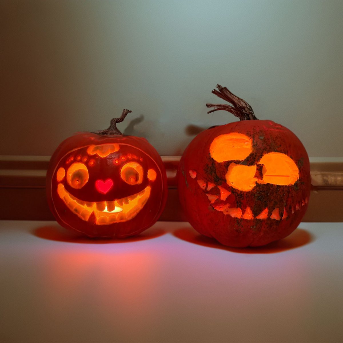 shittyasshari's tweet photo. I carved a pumpkin for the first time, guess which one is mine https://t.co/qqMYnB0gfs