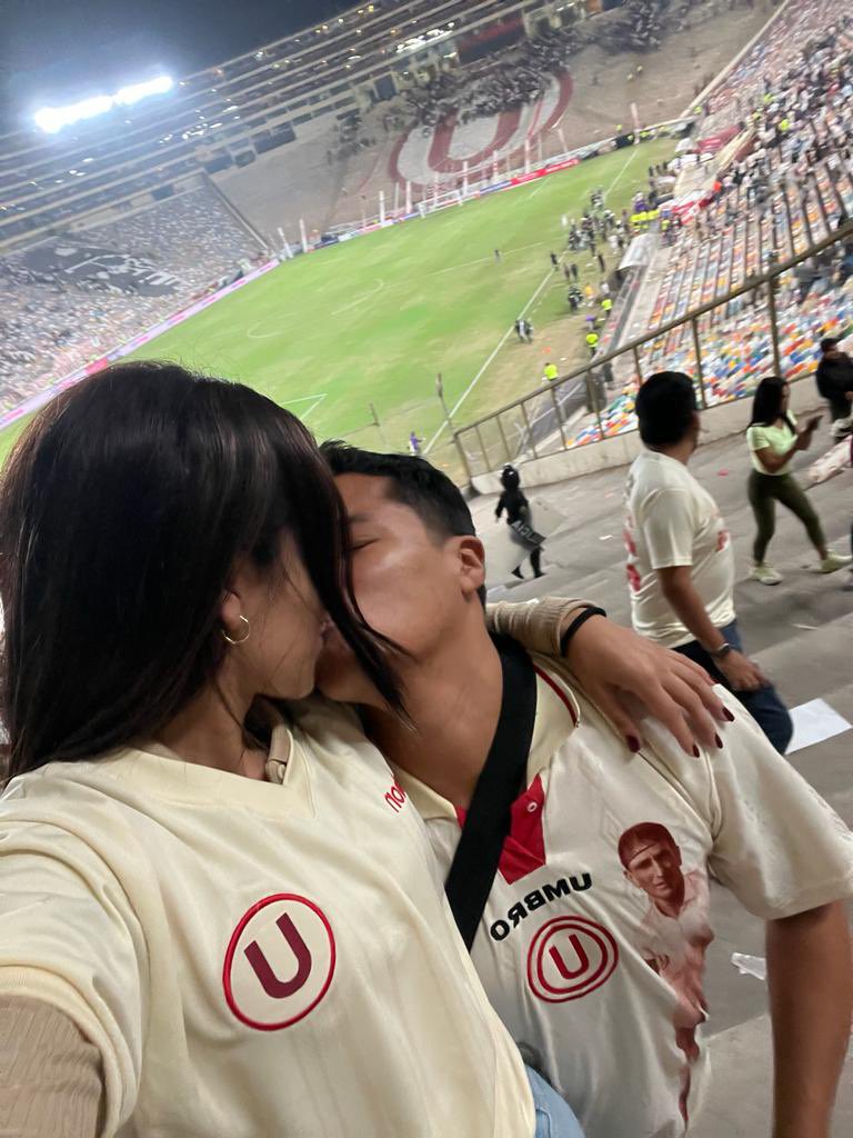 JOSE97LOL's tweet photo. @MovistarDeporPe @Jose_Chavarri En el templo juntando a mis amores 💛🦁 https://t.co/1St0le06hq