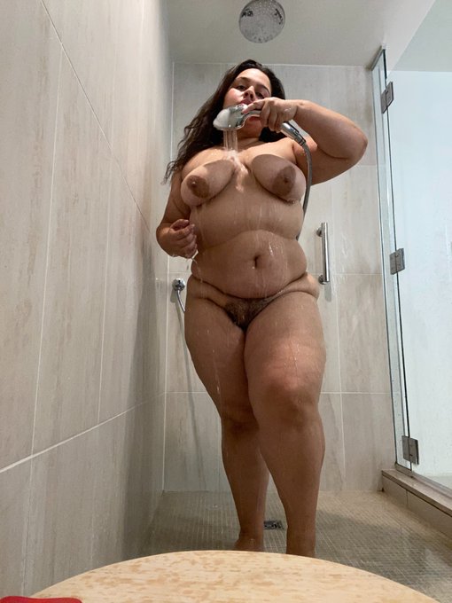 I&rsquo;m a dirty girl&hellip; help get me nice and clean 🧼 🛀 https://t.co/TuyErCNCYe https://t.co/Ugkrf0MmYB