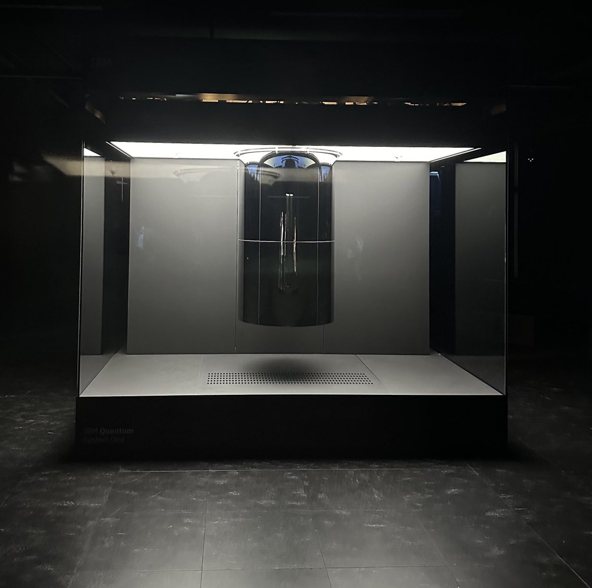 DerDanyal's tweet image. Beeindruckender Besuch auf dem ⁦@IBM⁩-Campus in Ehningen beim ersten &amp;amp; bislang leistungsstärksten #Quantencomputer in 🇪🇺. Wir investieren als ⁦@RegierungBW⁩ gezielt in unser Quanten-Ökosystem. Danke an ⁦@IBMDACH⁩ &amp;amp; ⁦@Fraunhofer⁩ für spannende Einblicke!