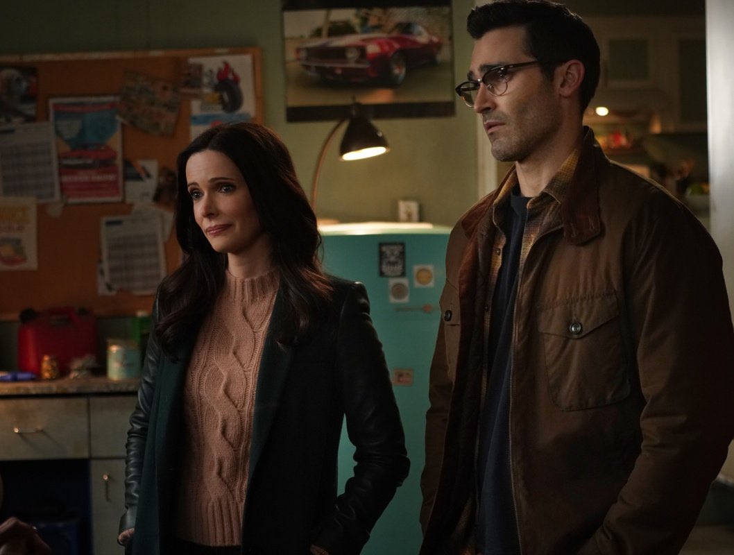 Vai ficar só com os atores! 

Cortes no orçamento de #SupermanAndLois continuam, e dessa vez, foi a sala de roteiristas que foi afetada! 

A série já perdeu parte do elenco principal e sofreu redução de episódios além do corte no orçamento.