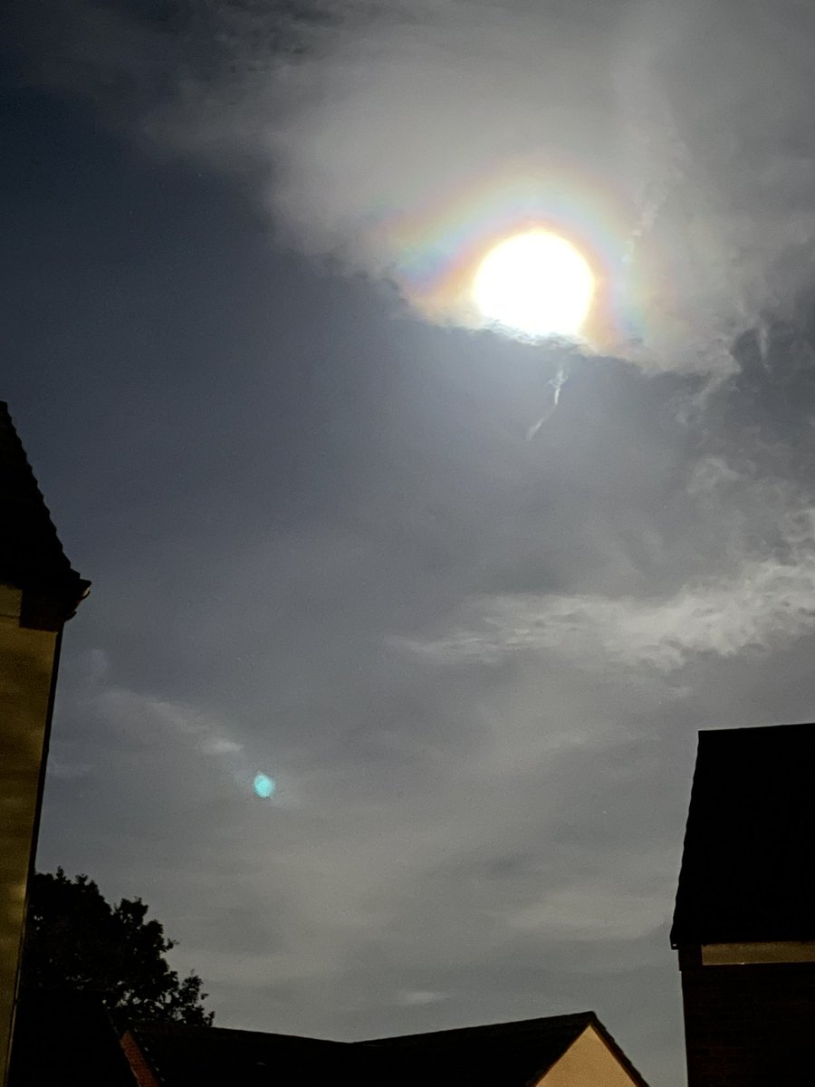 I’m liking the rainbow haze the clouds are giving to the moon tonight 🌈 🌙