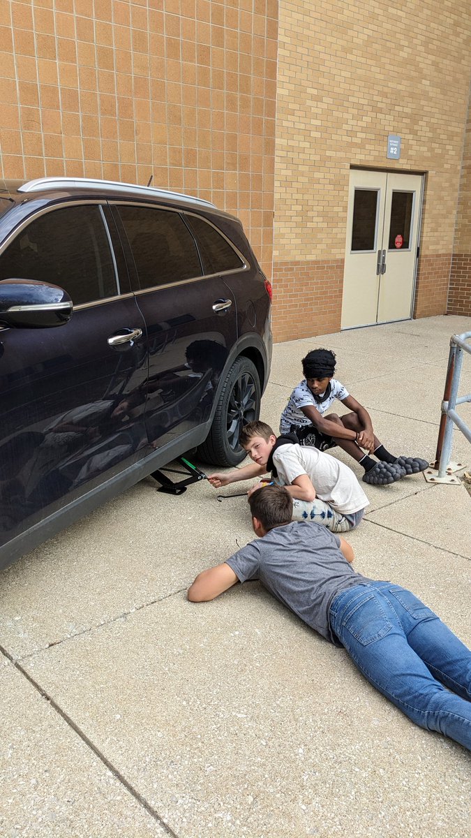 MrUllrich's tweet photo. Car day! Members of #MenMakingADifference learning about all the ins and outs of car maintenance! @DmsHawks1 https://t.co/jL3FlYS8lW