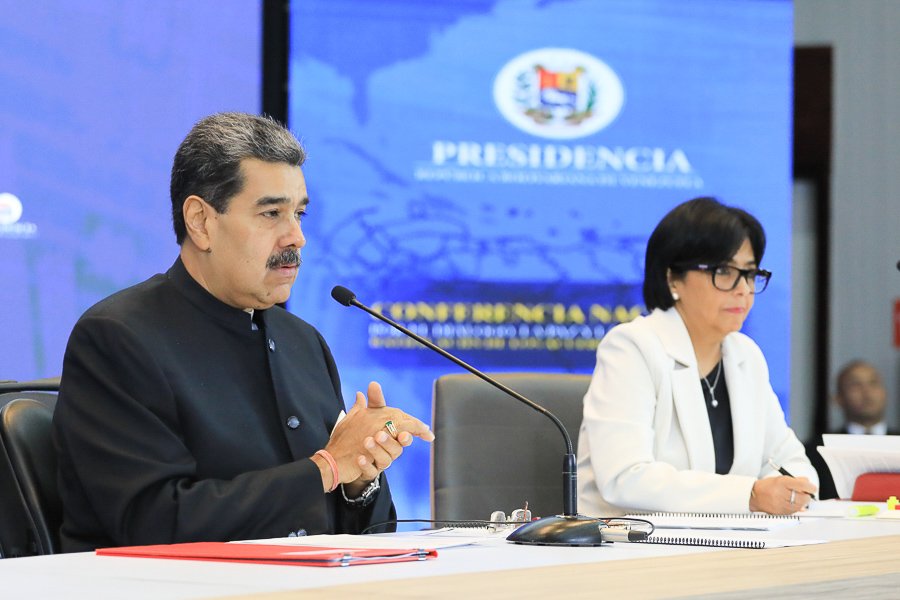 NicolasMaduro's tweet photo. Le ratifico a las y los venezolanos de buena fe, que somos la inmensa y más grande mayoría, que avancemos por el camino de los consensos, entre todas y todos: por la Paz, por la construcción de un nuevo modelo económico, por el levantamiento de las sanciones criminales impuestas a nuestro país, la recuperación del Estado de Bienestar Social y la defensa del Esequibo.