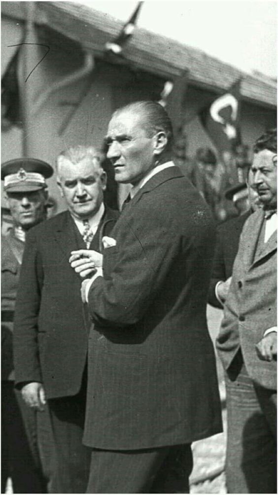 karaca0626's tweet photo. @HuseyinYayman @RTErdogan @Akparti Dünyanın saygıyla önünde eğildiği tek lider, büyük Türk Atatürk. https://t.co/QuvkWFDvzn
