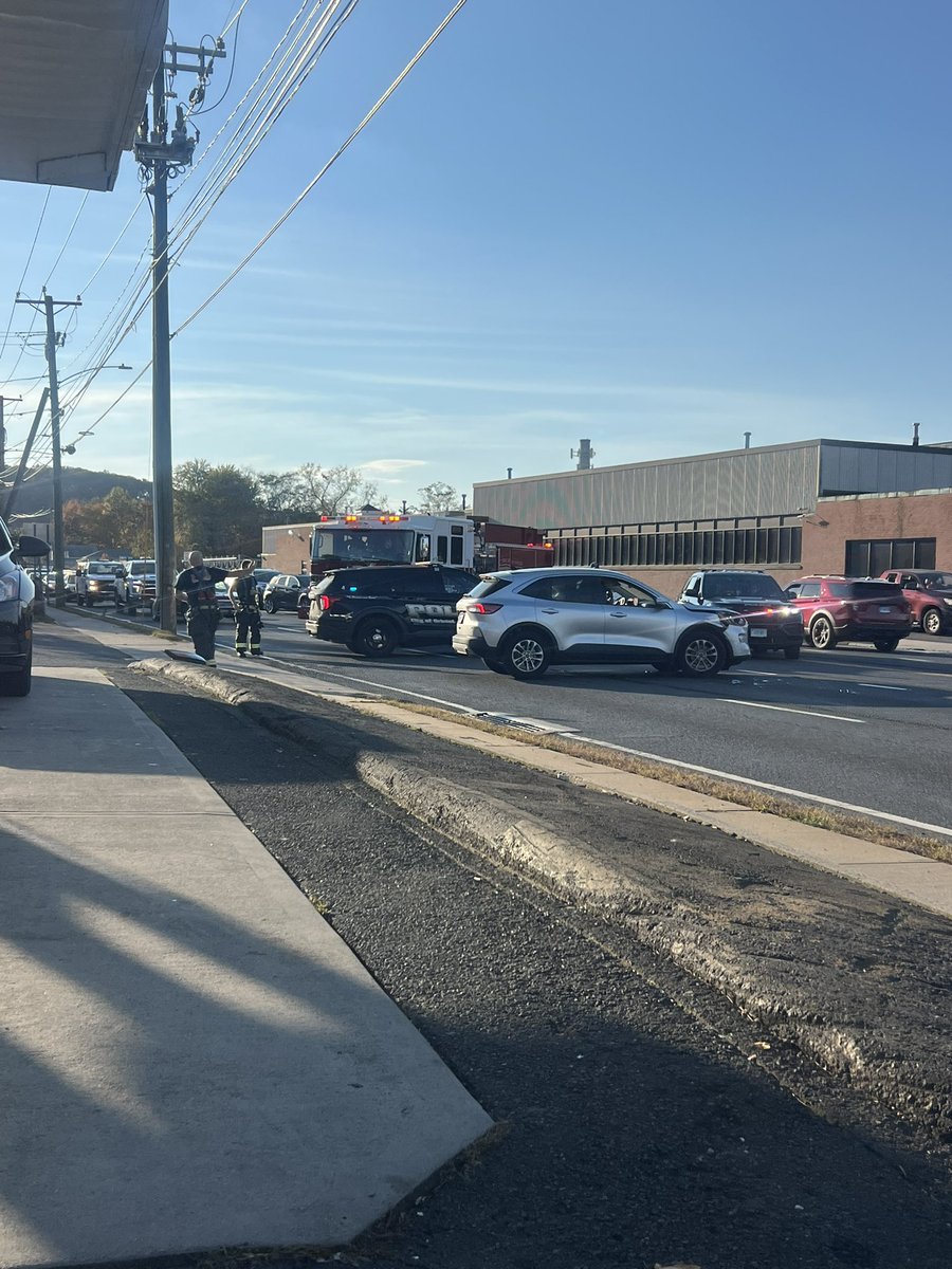 MediaByMeech's tweet photo. @WTNH @NBCCTDesk1 @WFSBnews car accident in Bristol on route 72, intersection of pine st and emmett st. Occurred about 5 minutes ago https://t.co/suuzGJnpsn