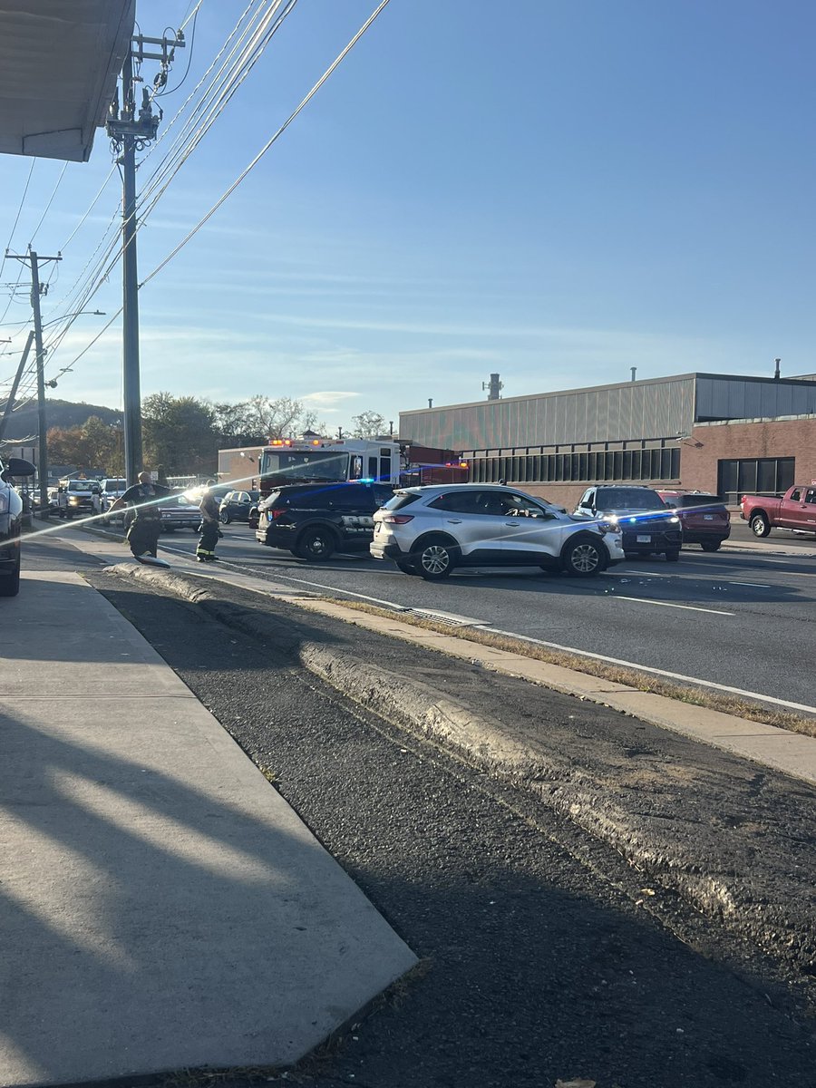 MediaByMeech's tweet photo. @WTNH @NBCCTDesk1 @WFSBnews car accident in Bristol on route 72, intersection of pine st and emmett st. Occurred about 5 minutes ago https://t.co/suuzGJnpsn