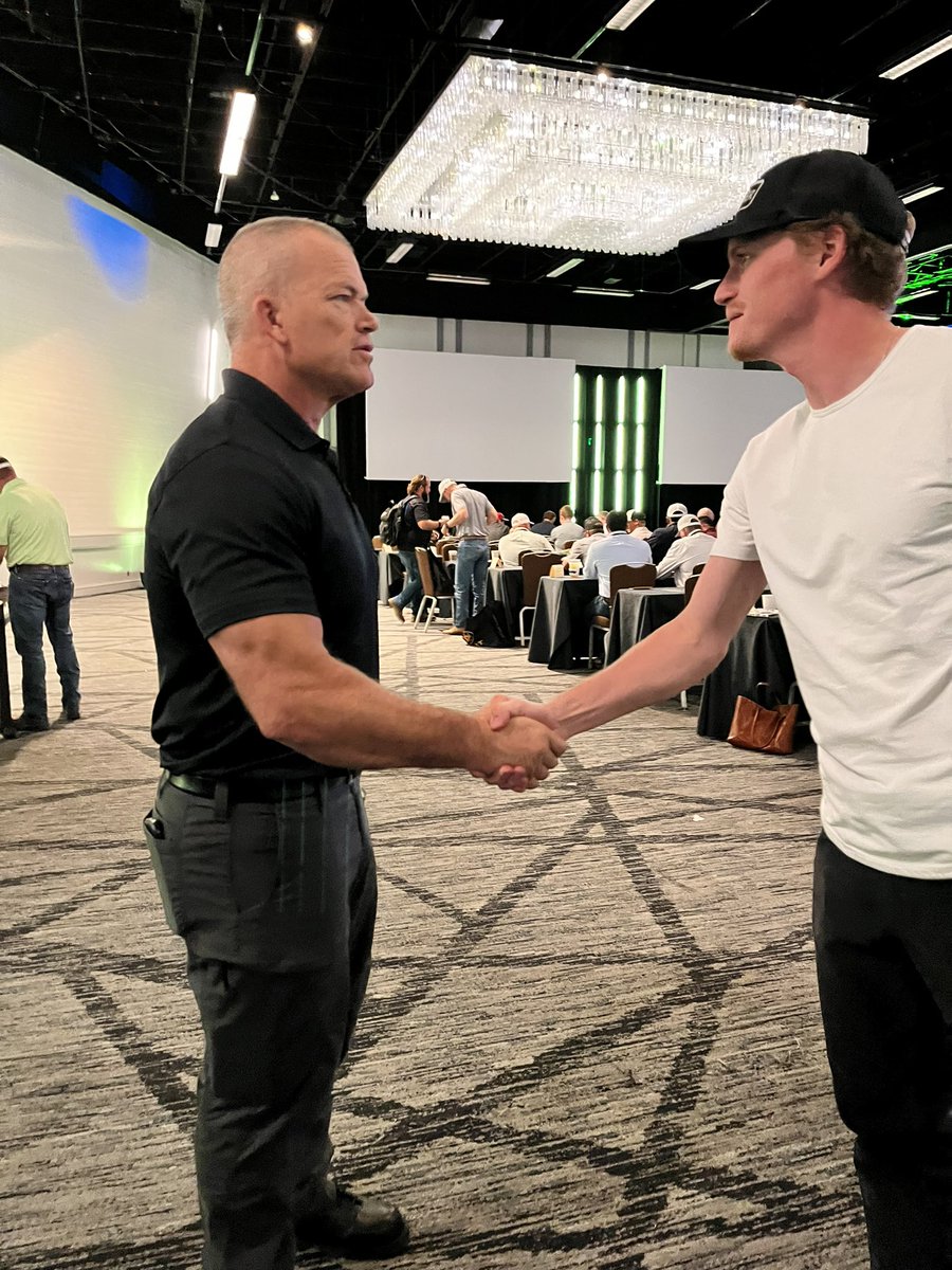 Live on pay per view tonight 🥊 very even fight, place your bets