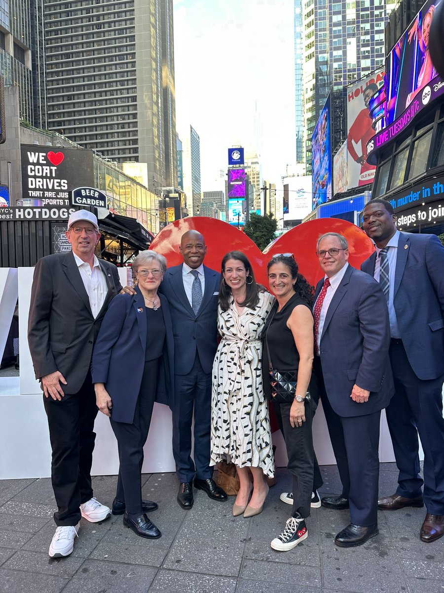 The new @WeLoveNYC sculpture was unveiled in #TimesSquare ❤️ And kicked off the 35th Annual @newyorkcares Coat Drive, in partnership with all New York sport teams including Mr. & Mrs. @Mets @AmazinMetsFdn themselves! 🧥 #WeLoveNYC #TimesSquareNYC #NYC