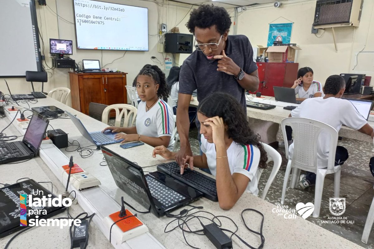 Educacion_Cali's tweet photo. Estudiantes gestores TIC 📷, de las IEO INEM Jorge Isaacs,  Pedro Antonio Molina e Incolbalet, dan un paso gigante al inicio de la medición de capacidades TIC.
Juntos trabajamos para que nuestro aprendizaje esté alineado con los desafíos de la actualidad.

#UnLatidoParaSiempre https://t.co/Ltu3zzV7xy