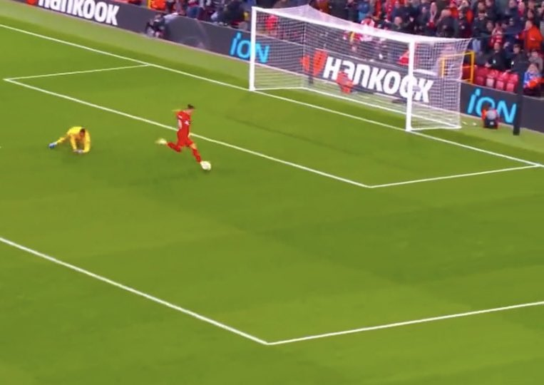 Darwin Nunez assisted Ryan Gravenberch from this position, when he could have easily took the goal for himself.

He's the definition of completely selfless player #lfc