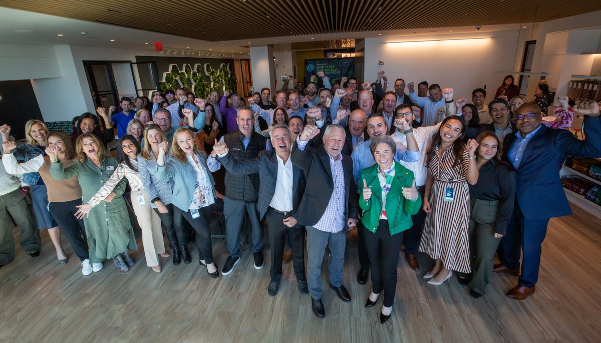Another incredible week for @ServiceNow in NYC 🏙🍎 We hosted our world-class Board of Directors in our Hudson Yards office for earnings - yet another quarter of strong results! Celebrating with our TEAM at ServiceNow Live was the highlight. To DESCO21C!!!