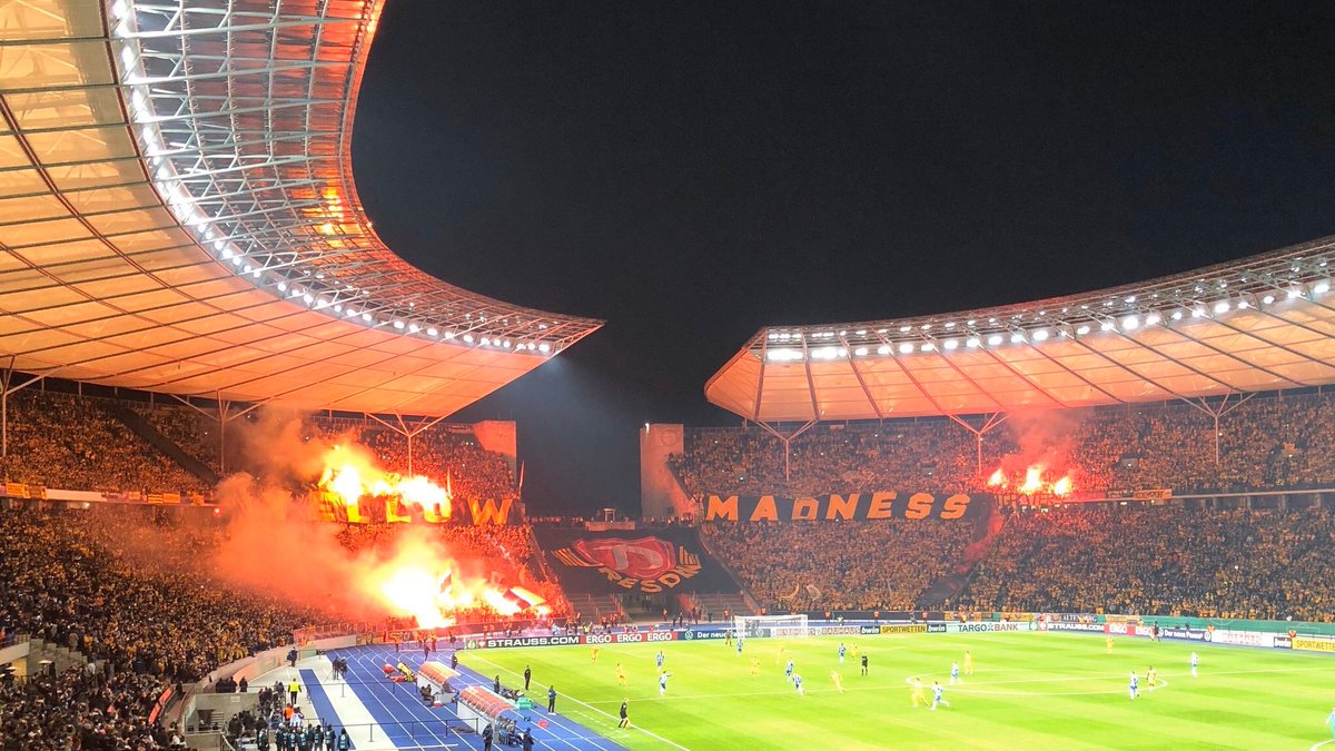Awaydays23's tweet photo. ON THIS DAY 2019: 35,000 Dynamo Dresden in Berlin #SGD1953 https://t.co/e2RODMXbrF