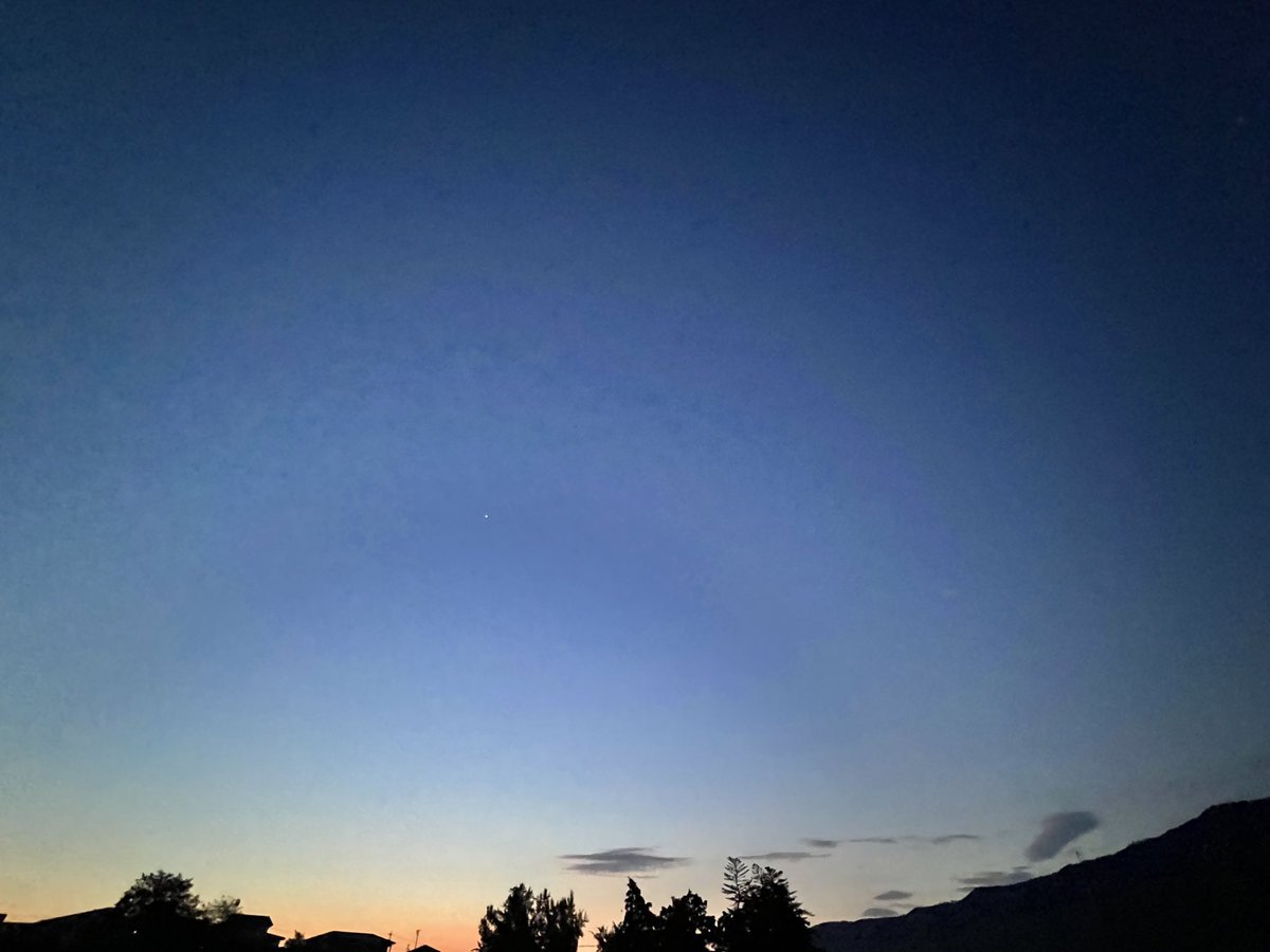 daikingmania's tweet photo. #カーテンを開ける楽しみと外に出る勇気
#beautifuldawn
おはようございます🤭 https://t.co/zoPPVO3BVo
