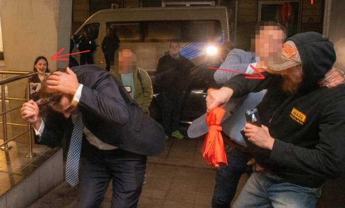 rkemp59's tweet photo. God zij dank is het 'maar' een paraplu. Je moet er toch verdomme niet aan denken. En dan dat meisje dat alles rustig lachend staat te filmen. Wat erg. Wat walgelijk.
Heel veel sterkte Thierry https://t.co/XoWfpXbiek