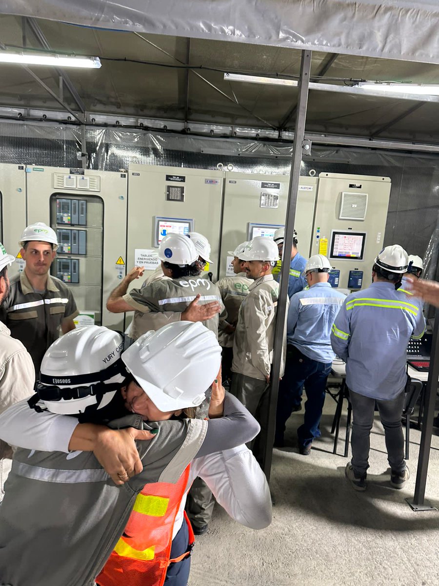 Otra buena noticia para Colombia: gracias a Dios y al equipo de <a href="/EPMestamosahi/">EPM estamos ahí</a>, acabamos de sincronizar la Unidad 4 de #Hidroituango, le cumplimos al País, así contamos con más energía para enfrentar el fenómeno de El Niño y atender la demanda energética de los colombianos.
