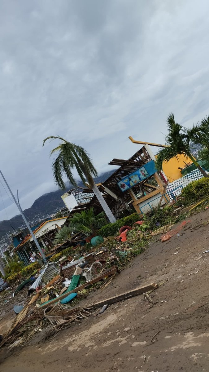 Localidades alejadas de #Acapulco se encuentran en estado total de alerta.

Hay personas atrapadas en sus casas, la comunicación aún no se reestablece y no ha logrado llegar la ayuda humanitaria. El apoyo a estas comunidades alejadas del centro de Acapulco es más necesario que