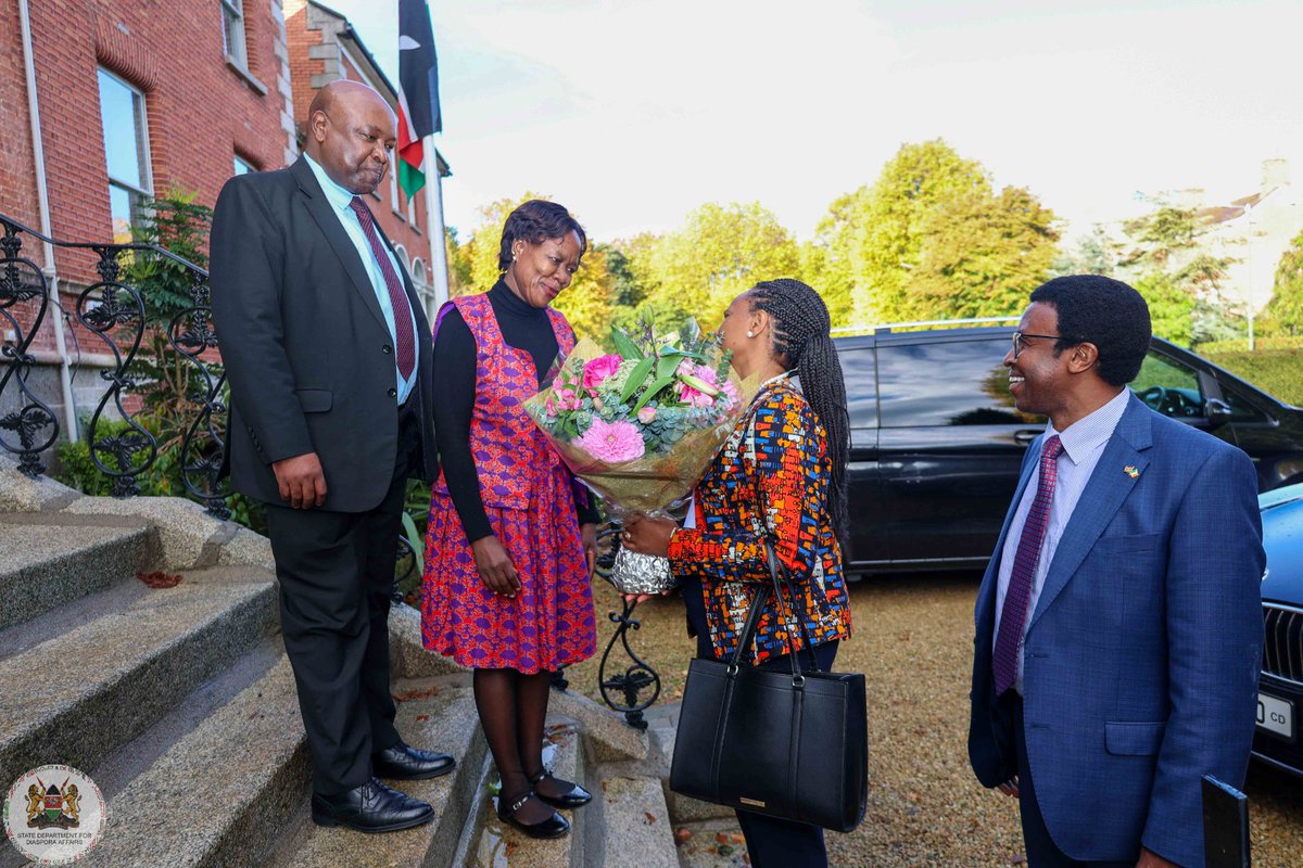Diaspora_KE's tweet photo. 𝗣𝗦 𝗗𝗜𝗔𝗦𝗣𝗢𝗥𝗔 𝗜𝗡 𝗜𝗥𝗘𝗟𝗔𝗡𝗗 𝗙𝗢𝗥 𝗢𝗙𝗙𝗜𝗖𝗜𝗔𝗟 𝗘𝗡𝗚𝗔𝗚𝗘𝗠𝗘𝗡𝗧𝗦

@Diaspora_KE PS @roselinenjogu received by Amb. @MichaelMubea @KenyaDublin🇰🇪|🇮🇪 for a briefing session ahead of her scheduled official engagements in Dublin, Ireland. #DiasporaFirst #Hudumamajuu #Ireland 1/2