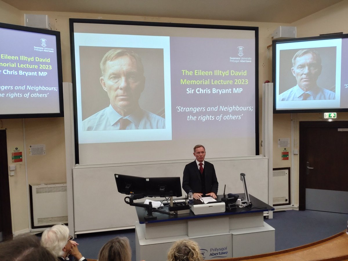 Thank you to the fantastic @RhonddaBryant for an uplifting, warm & wide-ranging talk on strangers & neighbours @SwanseaUni tonight. Thank you 🙏