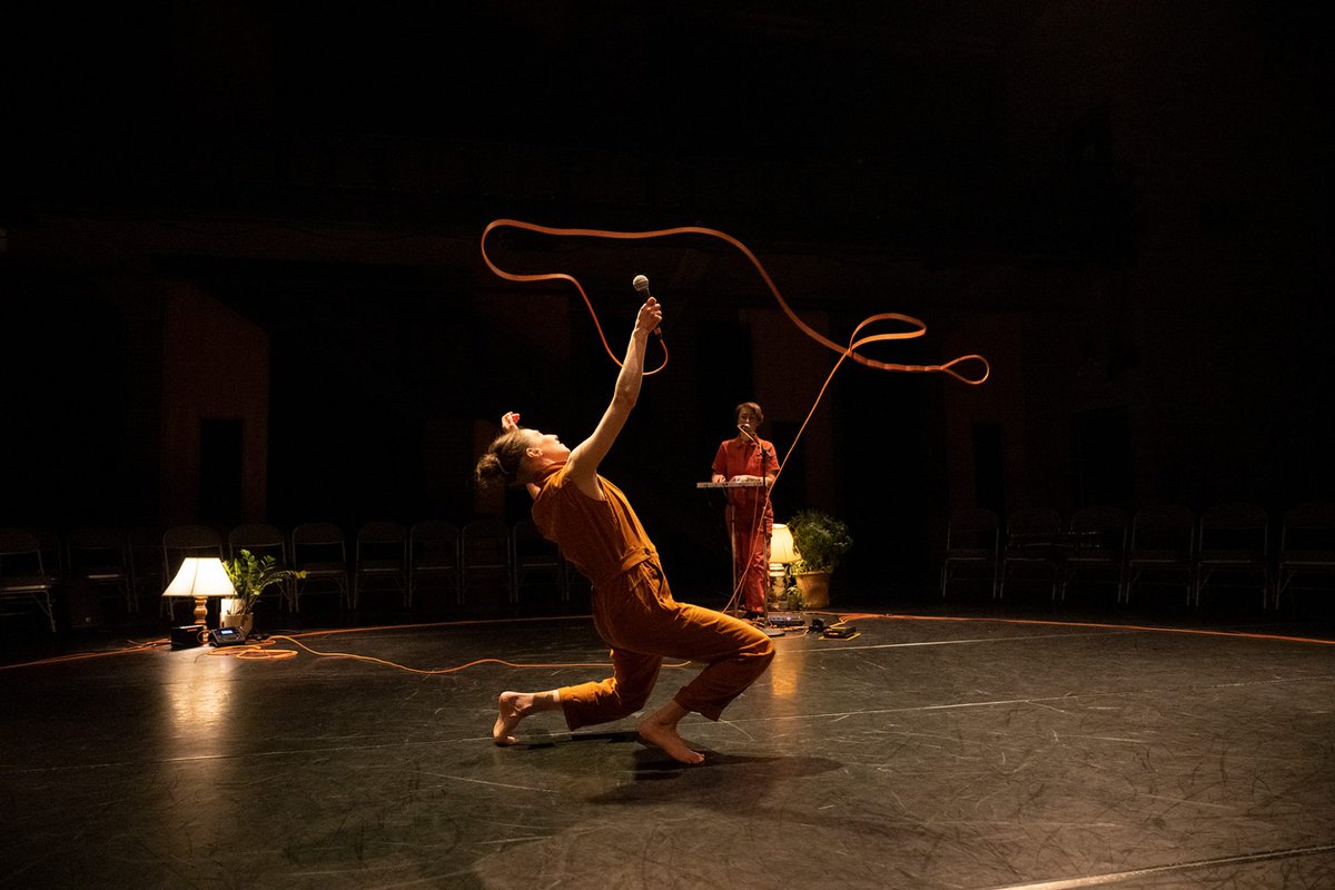 Rob_Boisclair's tweet image. Lampes qui clignotent, danse et violon rythmeront le spectacle intitulé Graveyard and Gardens que propose @LaRotondeDanse à son public les 1er, 2 et 3 novembre. #danse #danseqc #Quebec bloglesenfantsduparadis.blogspot.com/2023/10/de-con…