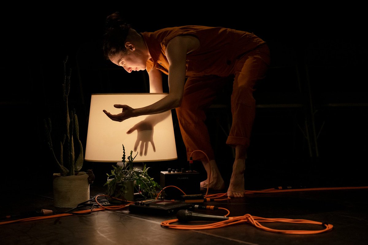 Rob_Boisclair's tweet image. Lampes qui clignotent, danse et violon rythmeront le spectacle intitulé Graveyard and Gardens que propose @LaRotondeDanse à son public les 1er, 2 et 3 novembre. #danse #danseqc #Quebec bloglesenfantsduparadis.blogspot.com/2023/10/de-con…