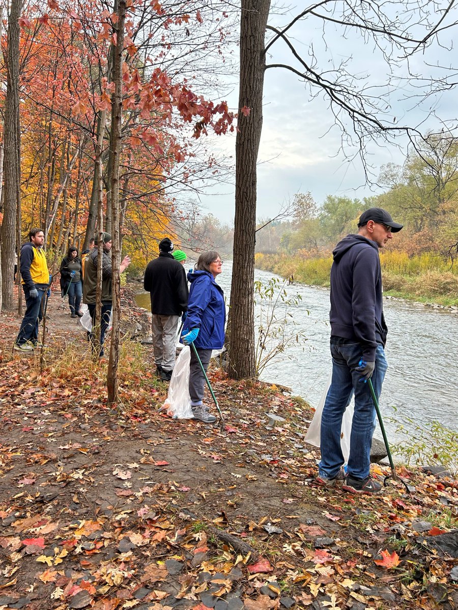 Pearson Corporate / Entreprise Pearson (@pearsoncomms) on Twitter photo It’s day four of #PearsonPartnersWeek and we’re out with <a href="/frontlinesto/">Frontlines Toronto</a> in Weston supporting food sustainability by providing meal packages for families. Today and tomorrow, we’re also tree planting and cleaning up the Credit River with <a href="/yourriverwood/">The Riverwood Conservancy 🍁</a> #PearsonGivesBack It’s day four of #PearsonPartnersWeek and we’re out with <a href="/frontlinesto/">Frontlines Toronto</a> in Weston supporting food sustainability by providing meal packages for families. Today and tomorrow, we’re also tree planting and cleaning up the Credit River with <a href="/yourriverwood/">The Riverwood Conservancy 🍁</a> #PearsonGivesBack