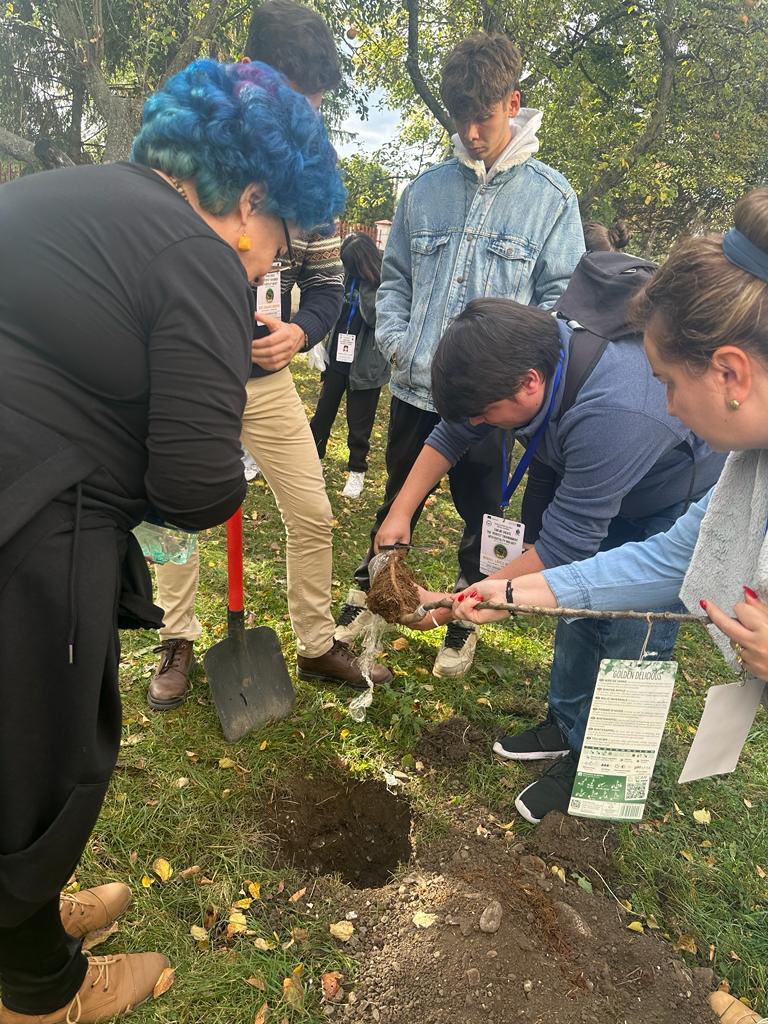 can_us_erasmus's tweet photo. 4th day of Romania LTT,

Within the scope of the EU Project named Erasmus+ 2022-1-TR01-KA210-00008397; 
Saplings were planted, on the predetermined area, together with the students of all partner countries.

@tokatmem @ulusalajans @15_iho @DUluozlu @ElifYIL97933857 @wadanotad https://t.co/ErAvNBgSg8