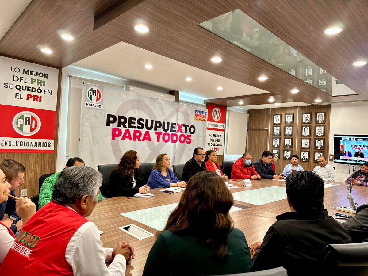 cdeprihidalgo's tweet photo. Desde el PRI Hidalgo nos reunimos con nuestras 84 dirigencias municipales, delegados, síndicos y regidores para compartirles el proyecto de presupuesto alterno que hace unos días presentó nuestra amiga @XochitlGalvez. 

Este presupuesto contempla, entre otros rubros:

🔴 Reducir la deuda hasta en 188 mil millones. 

🔴 Reasignaciones para estados y municipios en temas de seguridad, aportaciones, infraestructura, medio ambiente, campo, cultura y turismo por 133 mil 174 millones de pesos.

🔴 Destinar recursos a la atención médica integral y dotación de médicamentos. 

🔴 Otorgamiento de una pensión universal para adultos mayores de 60 años.

#SomosRevolucionarios
