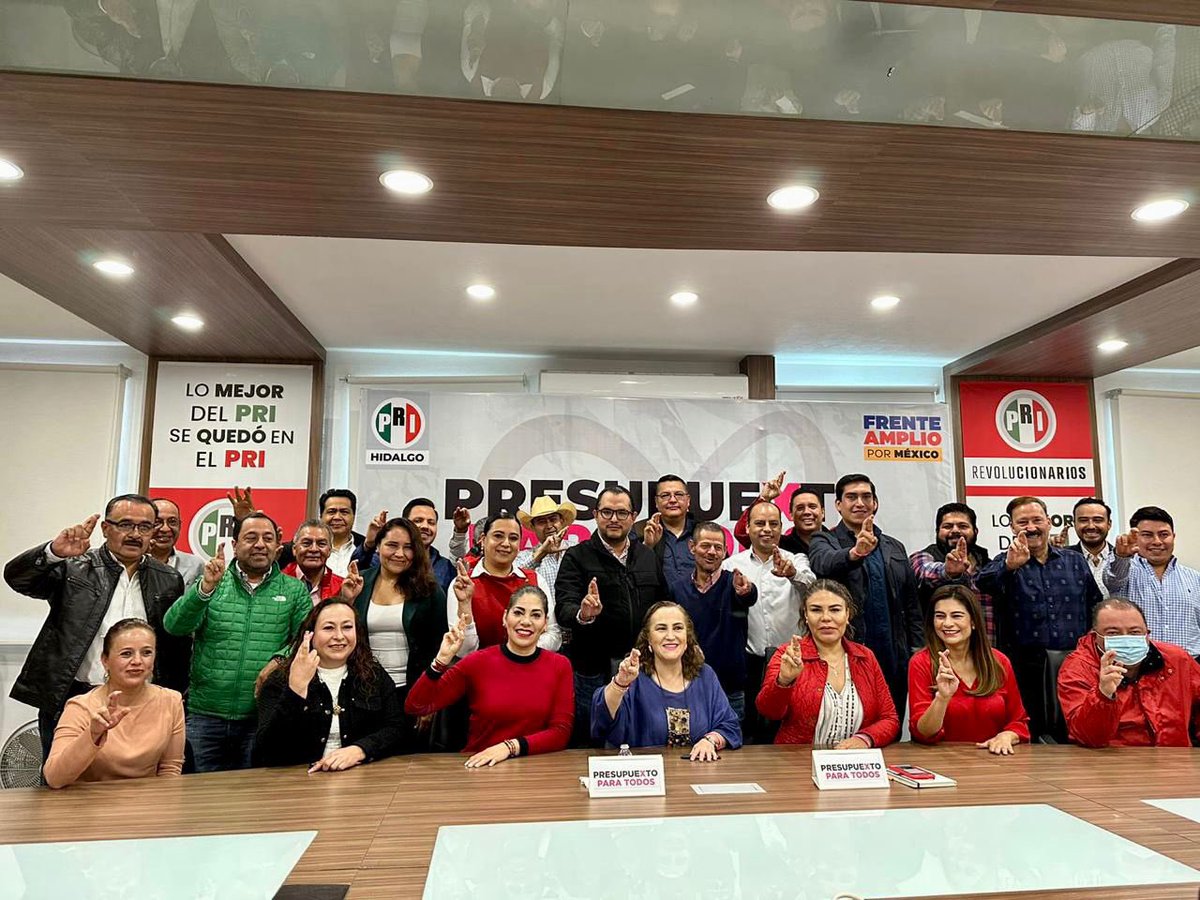 cdeprihidalgo's tweet photo. Desde el PRI Hidalgo nos reunimos con nuestras 84 dirigencias municipales, delegados, síndicos y regidores para compartirles el proyecto de presupuesto alterno que hace unos días presentó nuestra amiga @XochitlGalvez. 

Este presupuesto contempla, entre otros rubros:

🔴 Reducir la deuda hasta en 188 mil millones. 

🔴 Reasignaciones para estados y municipios en temas de seguridad, aportaciones, infraestructura, medio ambiente, campo, cultura y turismo por 133 mil 174 millones de pesos.

🔴 Destinar recursos a la atención médica integral y dotación de médicamentos. 

🔴 Otorgamiento de una pensión universal para adultos mayores de 60 años.

#SomosRevolucionarios
