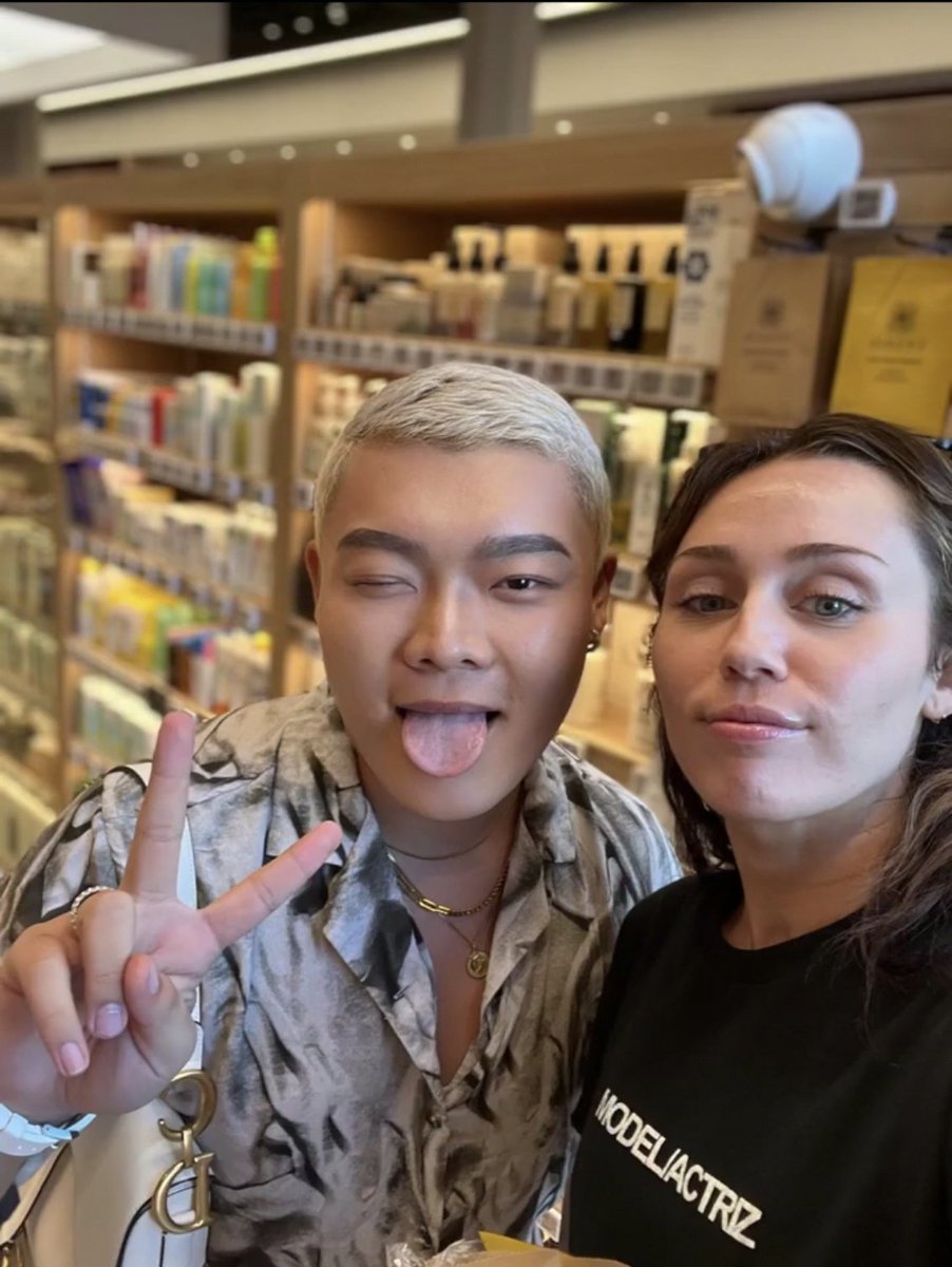 MileyUpdates's tweet photo. Miley Cyrus in LA yesterday https://t.co/36TmqGHyR2