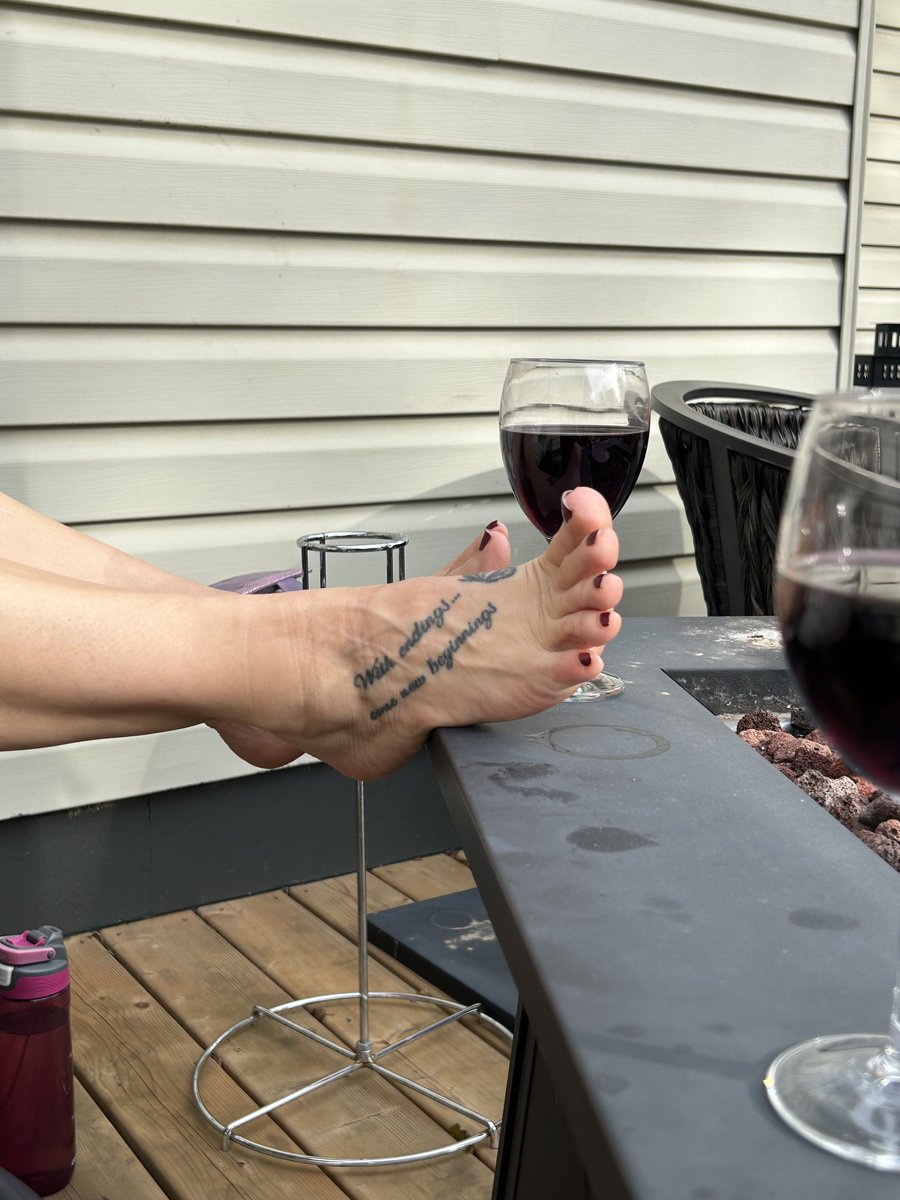 KimberleyToes's tweet photo. Toes and wine, a great combination. https://t.co/wJTlqMGhmB