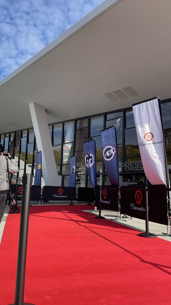 AugustoChiarito's tweet image. Ya están preparando todo para mañana en la Climate Pledge Arena.

Se viene lo mejor del #Ti12 donde 8 equipos comienzan de upper y lower.

@nounsesports, @TeamLiquid, @BetBoomTeam, @GaiminGladiator, #azureray, @Team__Spirit, @LGDgaming  y @virtuspro