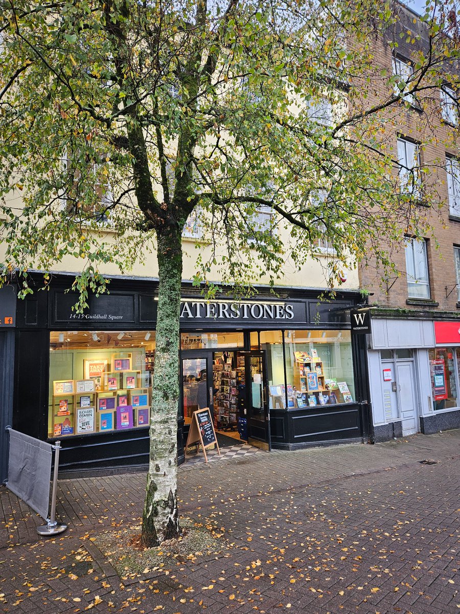 I'm not sure why, but there's a greater appeal to a book shop in the autumn. I reckon if I went to Hay-on-Wye right now I'd be in heaven. Wonderful places, book shops (and libraries) 📖🍂🍁