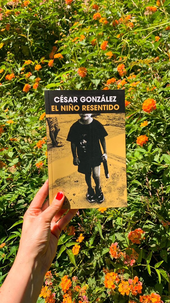 LuciaSantaMaria's tweet photo. Hace rato que quiero recomendar mucho este libro de @cesargonzaleztw  porque es uno de los mejores que leí este año gracias a @bukku_libros_ar 

Es potente, crudo y te presta una mirada del mundo que te lleva a recorrer situaciones que de otra forma son impensadas. https://t.co/bTb6bpepMu