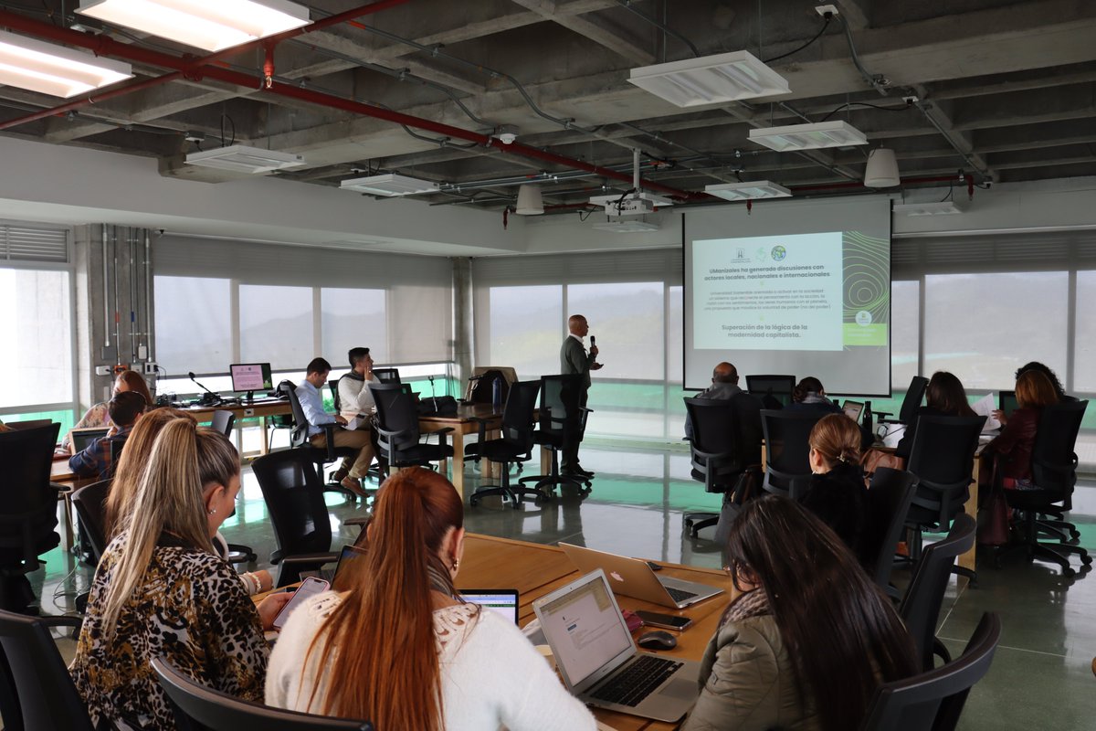 #UManizalesSostenible

<a href="/DuvanERamirezO/">Duván Ramírez</a>, rector de la UManizales, socializa con el Comité Central de Currículo el desdoblamiento de lo que implica concebirse, actuar y proyectarse como una Universidad Sostenible