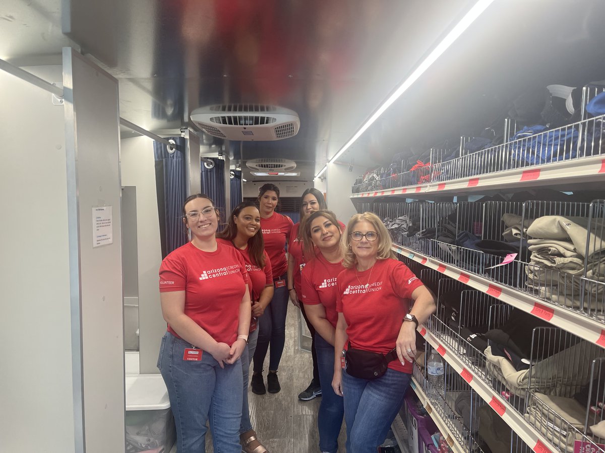 ¡Uno de nuestros eventos de voluntariado más esperados del año es Operation School Bell de <a href="/ALPHX/">Assistance League </a>! Esta increíble organización trabaja con 130 escuelas de nivel de pobreza en el área de Phoenix para proporcionar nueva ropa, zapatos y artículos esenciales a niños necesitados.