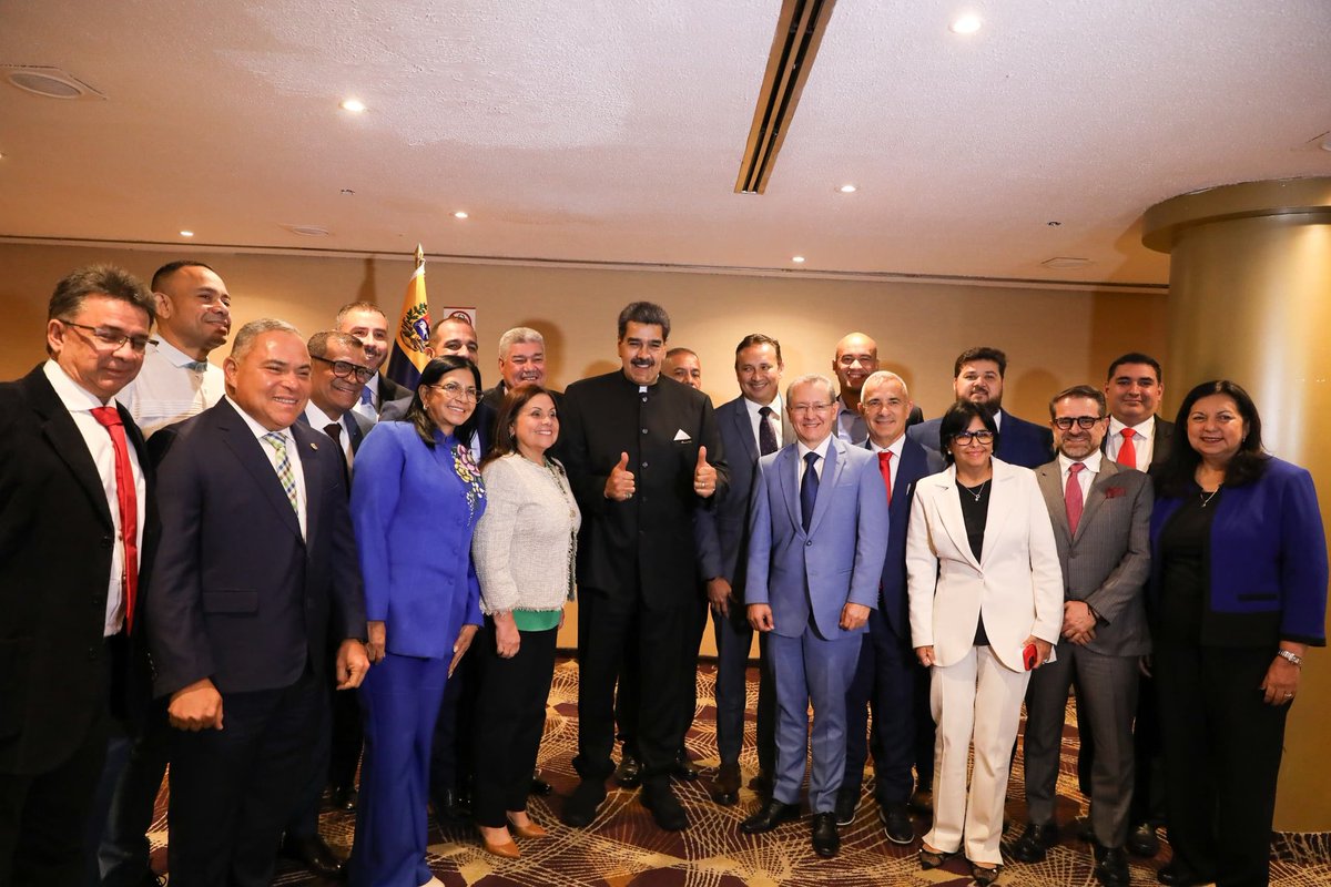 GobLizeta's tweet photo. Gracias a nuestro Presidente Nicolás Maduro, seguimos dando grandes pasos en materia del diálogo de paz y la soberanía de la Patria Grande. ¡Lealtad absoluta!
#ConferenciaNacionalPorElDiálogo
#DefiendeTuEsequibo
#ComprometidaConTodos https://t.co/UeIKqmZEkA