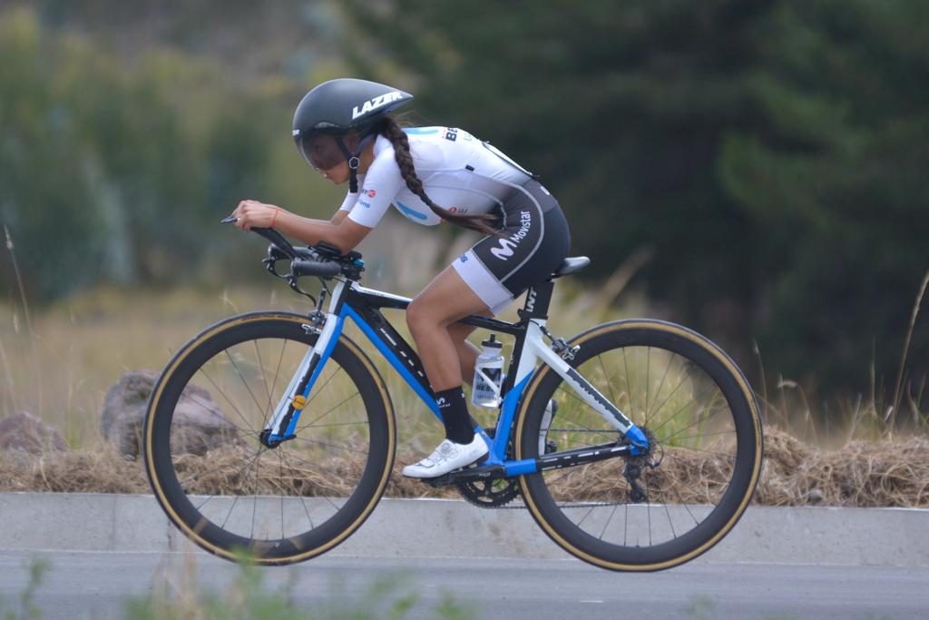 #VueltaFemenina2023 🇪🇨🚴‍♀️, etapa 1️⃣: Fue un día especial por el regreso de #AnaVivar a una carrera oficial 🥰. Ya en el asfalto #NataliaVasquez se vistió de verde y es la mejor Sub 23👏. Buen inicio guerreras 💪 

#SomosUnaFamilia 
#CiclearNosMueve 

📷 Álvaro Pérez